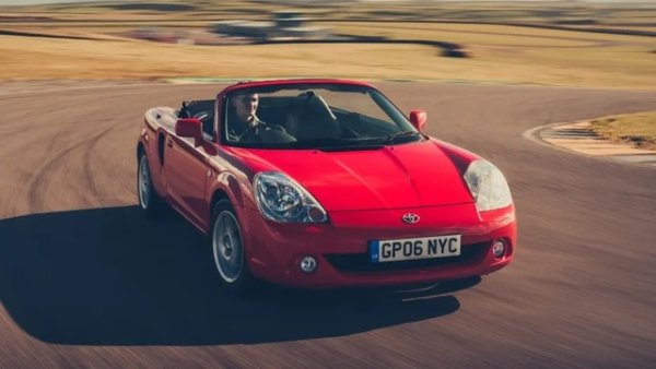 Третото поколение на компактния роудстър MR2 получи автоматизирана версия без съединител, наречена SMT. Предавките се сменяха чрез бутони на волана, а системата се справяше отлично с автоматичното подаване на междинна газ. 

Предвид склонността на модела към рязко презавиване, фактът, че ръцете на водача оставаха на волана, беше огромен плюс за сигурността.
